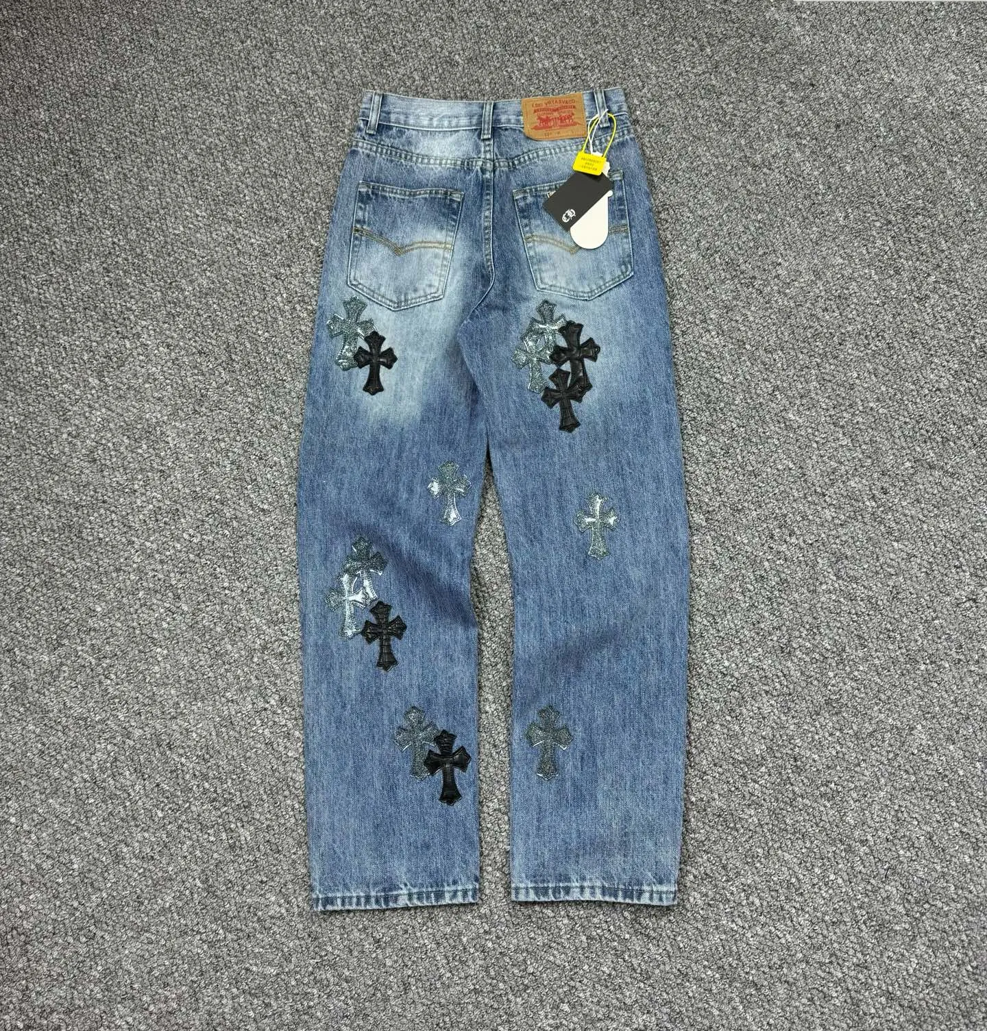 P280 Style No.: H823 Chrome Hearts & Chrome Hearts Blue Bull Starry Sky patchwork leather cross jeans - using starry sky theme patchwork leather elements, mostly presented in the shape of a cross, with glitter on the surface of the leather, which is dazzling under the light. The unique design has simple and elegant details, exquisite workmanship, the entire trousers are neatly routed, and the details are in place! It’s so cool that both men and women can easily control the genderless trend!  Color: blue Size: S-M-L-XL-XXL